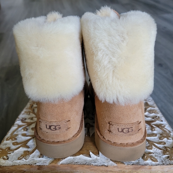 UGG Weylyn Suede Boot - Picture 4 of 7